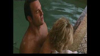 Kelly Carlson cena de sexo molhado em piscina coberta