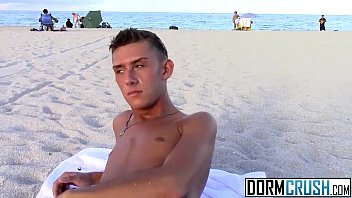 Ragazzo magro Tyler Eaten viene raccolto sulla spiaggia nuda