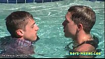 Крис и Райан трахаются и писают в бассейне