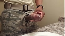 Soldato nero che si masturba in bagno