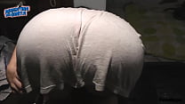 Ультра-круглая задница тинки с платьем в заднице. Красивое камелтое в обтягивающих леггинсах