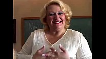 Пухлая милфа-учительница приятно дрочит