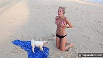 perrito servicial intenta quitarse el bikini de hroupsexhub com
