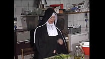Deutsche Nonne in der Küche gefickt
