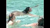 Cachonda Samantha Cruz follándose a un chico mientras sus amigas desnudas están nadando