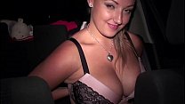 Estrela pornográfica peituda Krystal Swift Orgia de gangbang PÚBLICA com caras pendurados em carros