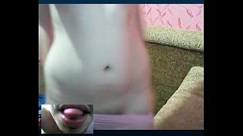 Curvey, une jeune fille avec de petits seins montre son trou du cul à Camshow - DamnCam.net