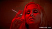 Грудастая милфа-блондинка Julia Ann делает минет для курения!