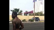 Homme fou nue dans la rue