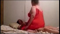 Горячая толстая сучка скачет на огромном члене и испытывает оргазм с глубоким кримпаем
