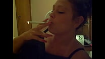 Сексуальный зрелый курение минет pt1