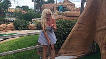 Горячая блондинка "kelley Cabbana" трахает пальцами киску в публичном мини-гольф