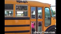 Conductor de autobús escolar follando jovencita
