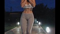 Hot Babe In Yoga Pants si masturba all'aperto | Altro su 24cams.net