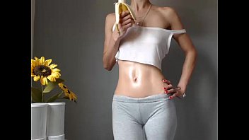 Fitness girl montre son corps parfait - vanicams.com