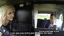 Европейская женщина-фейковый водитель такси шпилит большой хуй