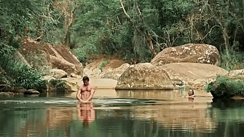 Клеббер Толедо без одежды на реке в "Eta Mundo Bom"