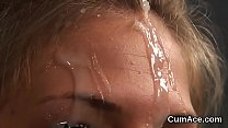 Дурацкий кумир получает сперму на ее лицо глотая всю сперму