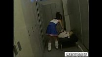 écolière japonaise baisée dans le vestiaire