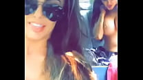 Novias mostrando sus pechos en el auto
