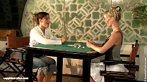 Джина и Бритта играют в покер, а затем с игрушками на Sapphic Erotica
