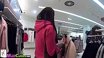 Chica rubia después de persuadir va de compras con un extraño