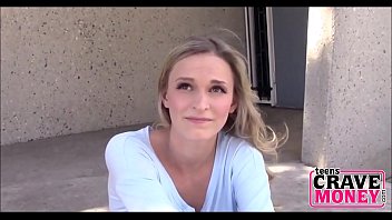 Skinny Homeless Teen Emma Hix succhia e scopa per soldi