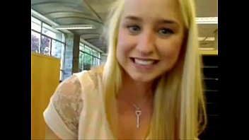 Blondes Mädchen spritzt in der öffentlichen Schule - mehr Videos von ihr auf freakygirlcams.co.uk