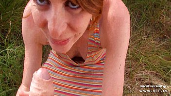 Французской рыжей шлюшке в любительском видео засадили в задницу спермой в рот на улице в любительском видео
