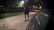 Um jovem tira a roupa totalmente em um parque público - (quase?) Pego por um ciclista
