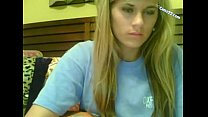 cams22.com - jeune fille de 18 ans surmontant la timidité et montrant des seins parfaits en webcam
