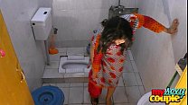 Bhabhi Sonia se desnuda y muestra sus activos mientras se baña
