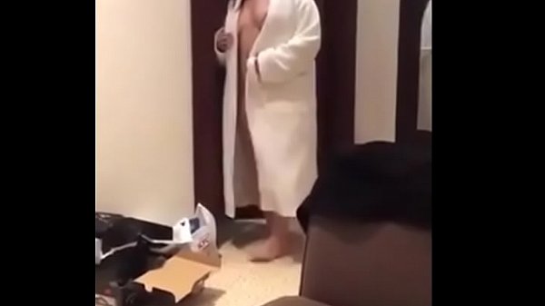 Una mujer marroquí muestra su gran culo a un golfo árabe en el hotel