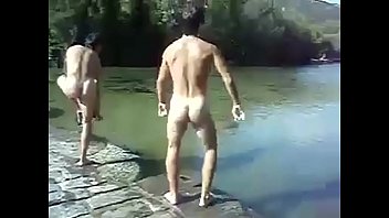 mecs nus sautent dans une rivière