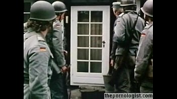 Heiße Blondine wird von einem Soldaten im deutschen Vintage-Porno gefickt