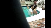 Femme nouvelle petite salope chaude baise dans la piscine