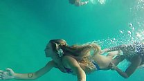 水中の女の子[HD、720p]