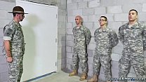 Ejército musculoso peludo foto porno gay buen entrenamiento anal
