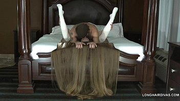 MILF rubia de pelo largo con medias de punto hasta el muslo follada en la cama