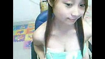 La ragazza di Taiwan mostra il suo seno grande