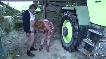 Une MILF allemande se fait baiser en plein air à la ferme