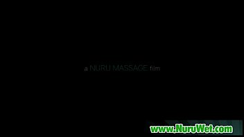 Japanische vollbusige Masseuse gibt Oral Blowjob und Nuru Massage 19