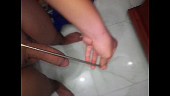 ベトナムの少年たちは箸を使ってフルートに穴をあけます