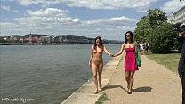 Tereza desnuda loca muestra su cuerpo caliente en las calles públicas