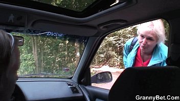 Pegando carona com a avó de 70 anos andando na estrada
