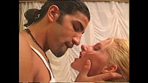 Сексуальную блондинку отшпилил в анал арабский парень