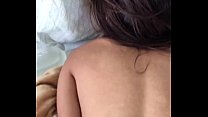 Zierliches braunes Mädchen bekommt Sperma auf den Rücken, während sie einen Orgasmus hat