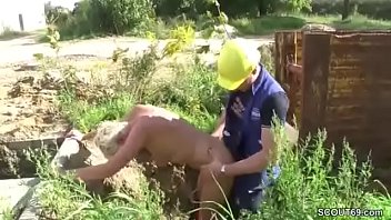 老人が働いているとき、お母さんは建設労働者とセックスします