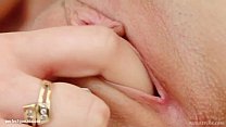 Hot Solo Mädchen Nikita masturbiert Fingersatz auf Give Me Pink