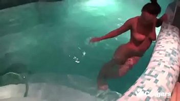 La moglie arrapata succhia il suo uomo nella piscina